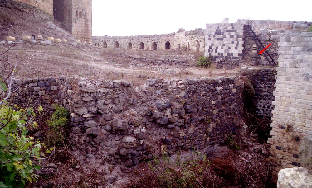 Secteur 7. Saillant nord-est de l'enceinte de basse-cour (cl. JM 95).