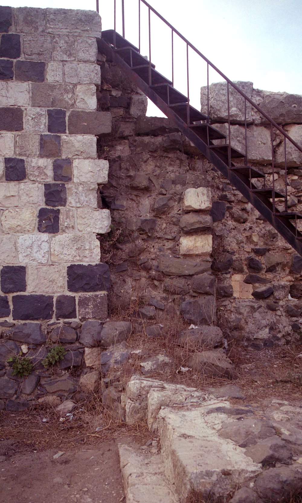 Secteur 7. Tranche du mur de l'enceinte primitive de la basse-cour nord-est (cl. JM 95).