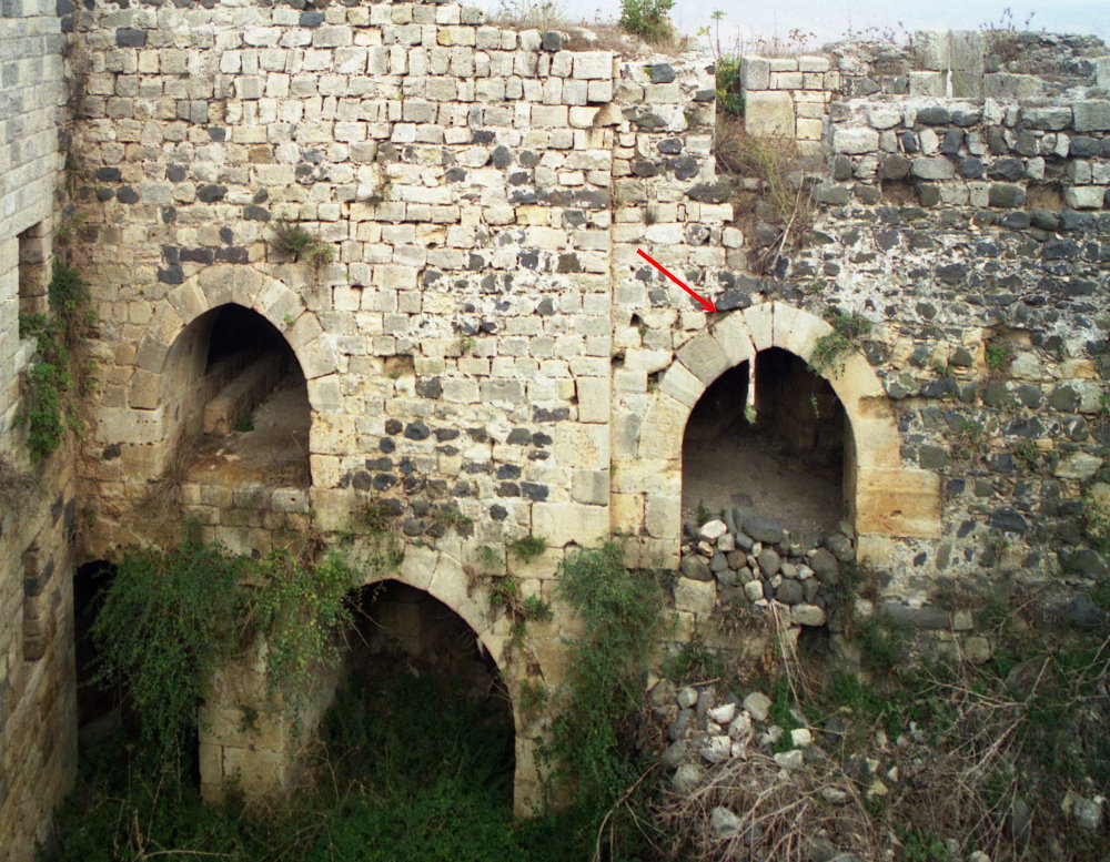 Secteur 7. L'intérieur de la courtine 32-29 dans la cour décaissée (cl. JM 95)