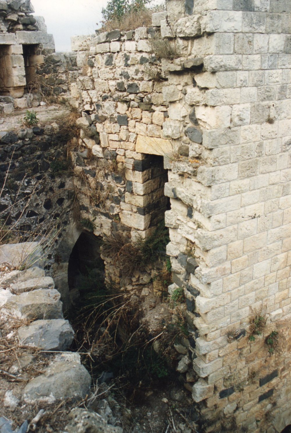 Secteur 7. Entrée de la galerie ouest franque (cl. JM 95). A gauche, galerie franque occidentale du saillant 32 ; la latrine est visible sur le chemin de ronde, et l'on distingue l'entrée de la galerie par l'arcade brisée. A droite, la tour 32 mamelouke restaurée.